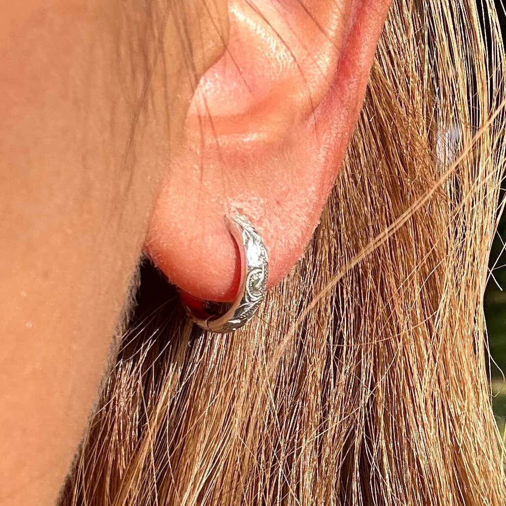 ハワイアンジュエリー　スクロールフープピアス