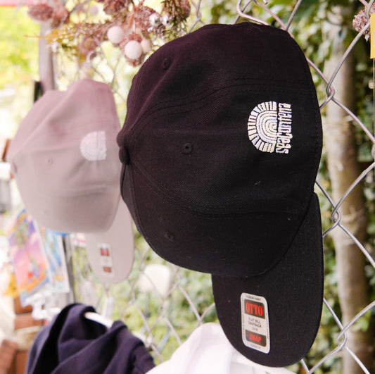 ロゴ刺繍 フラットビル スナップバックキャップ