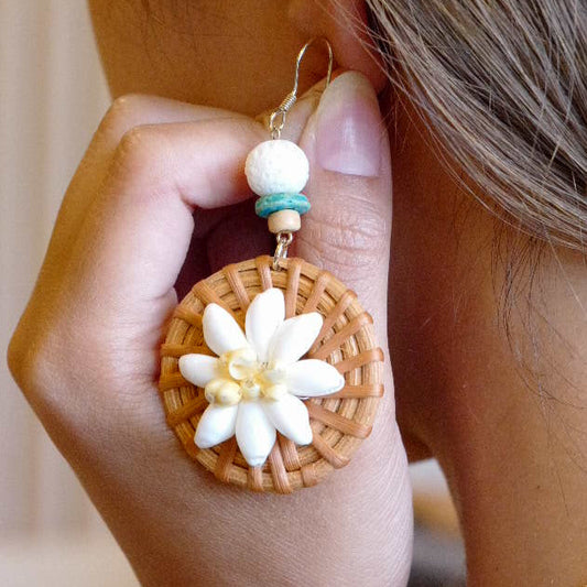 シェルフラワーピアス