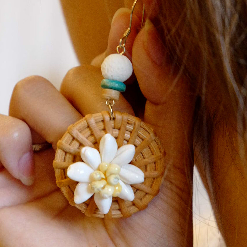 シェルフラワーピアス