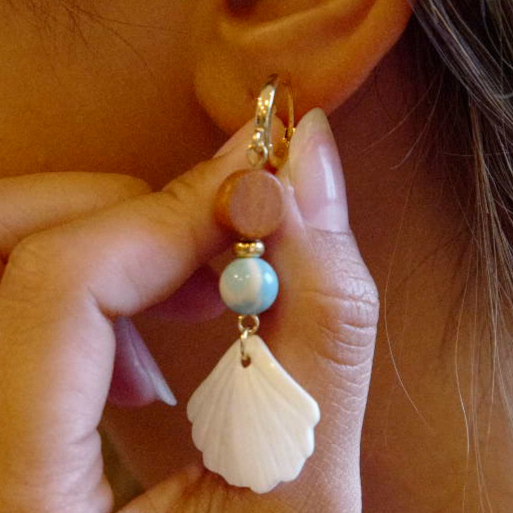 シェルチャームピアス