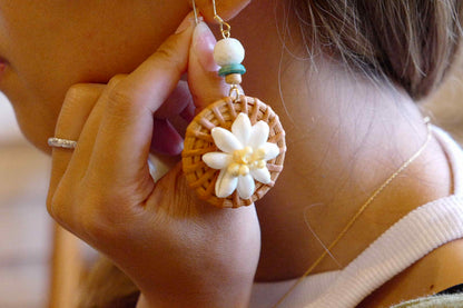 シェルフラワーピアス