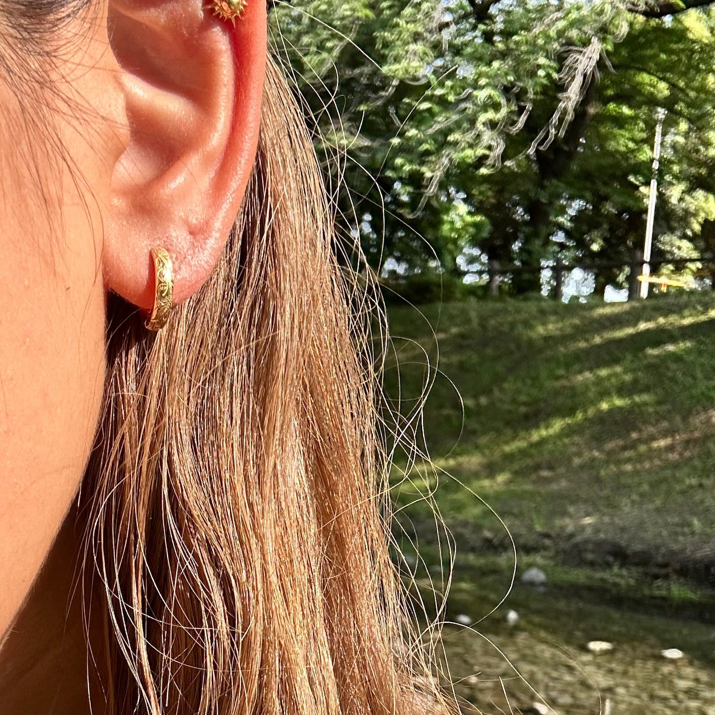 ハワイアンジュエリー　スクロールフープピアス