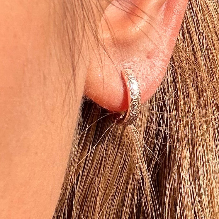 ハワイアンジュエリー　スクロールフープピアス