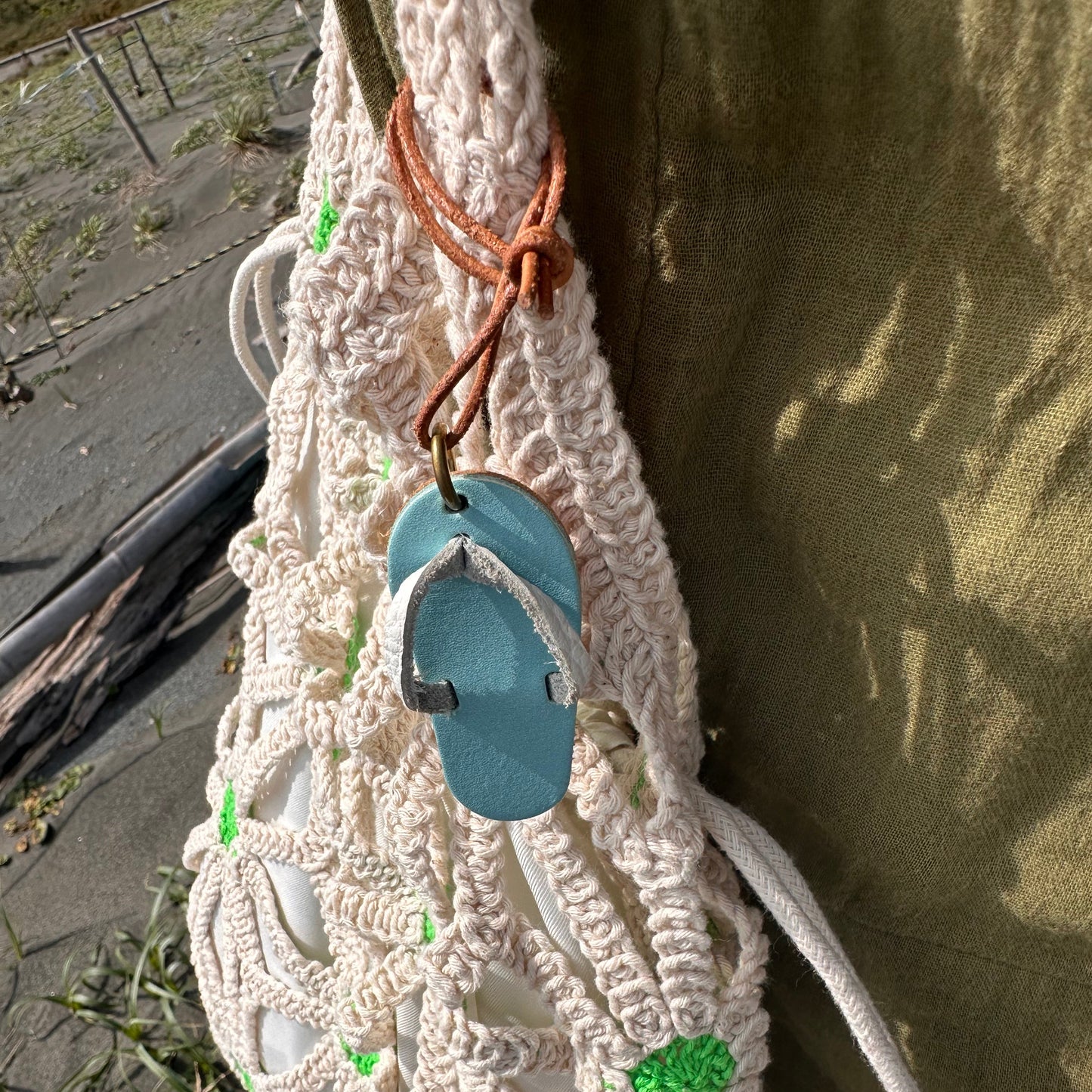 革製　ビーサン型キーホルダー