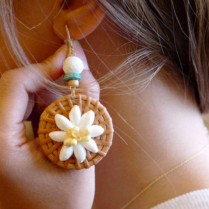 シェルフラワーピアス