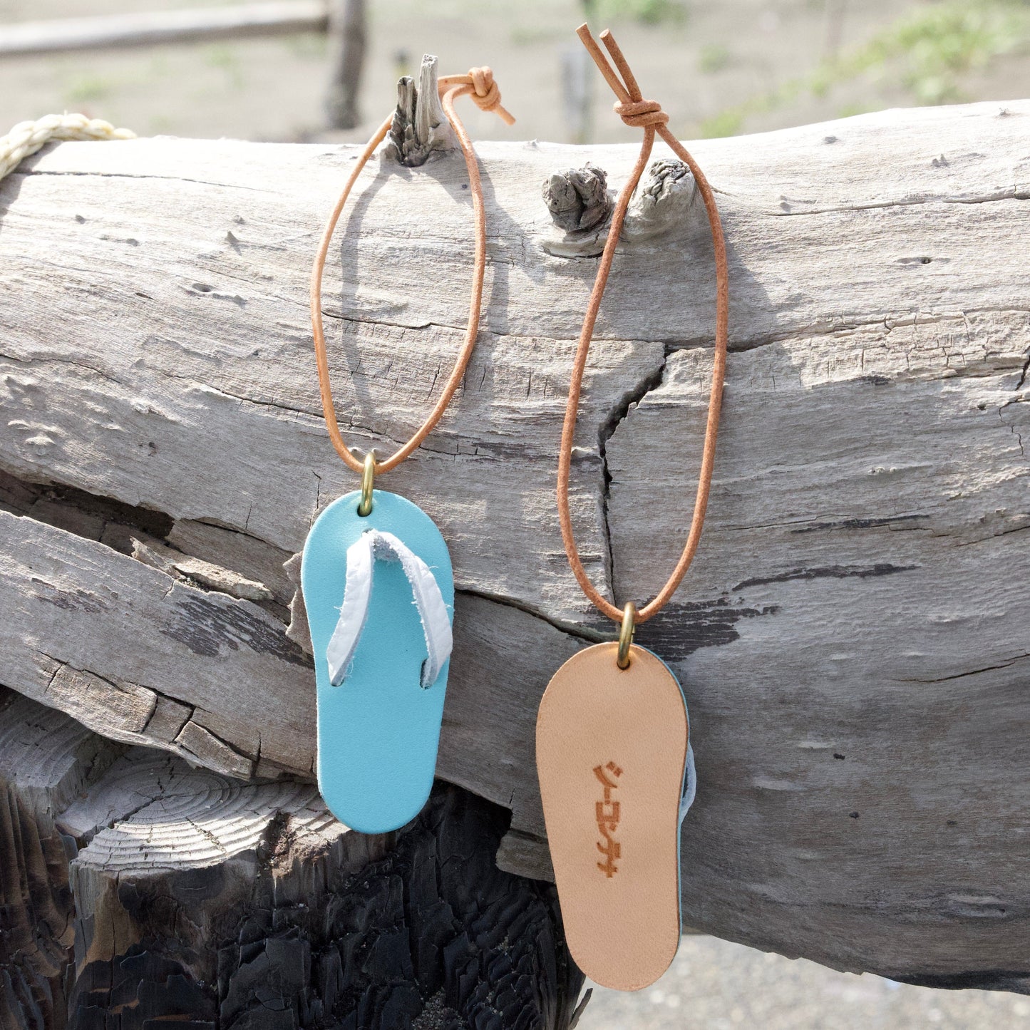 革製　ビーサン型キーホルダー