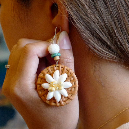 シェルフラワーピアス