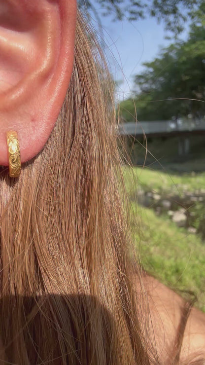 ハワイアンジュエリー　スクロールフープピアス