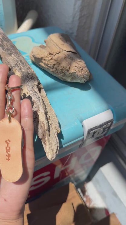 革製　ビーサン型キーホルダー